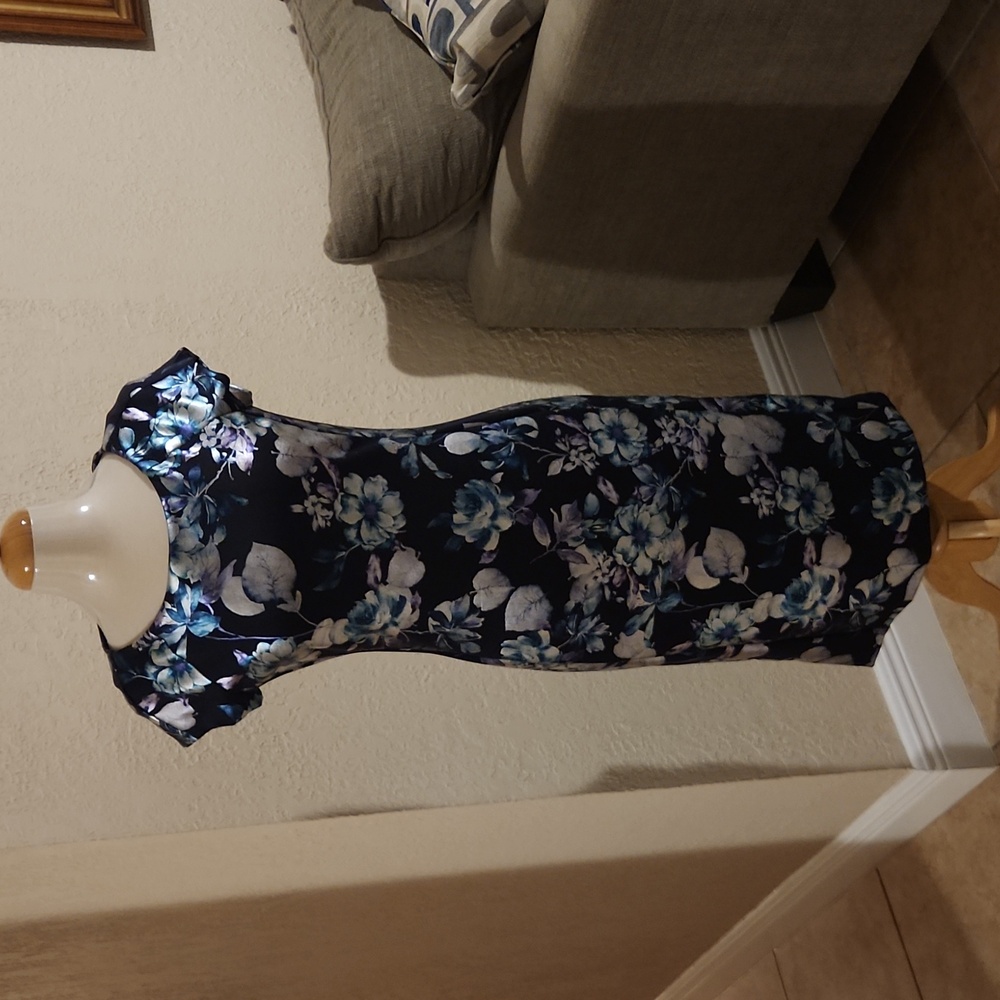 Ladies dress.. Brand- BEIGE..size 6 silver..black turquoise